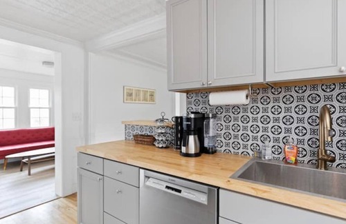 Winooski Casa | Lovely Lil’ House- fenced yard!