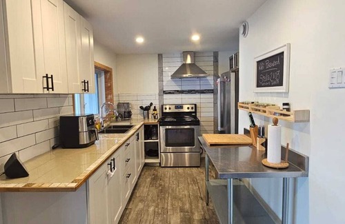 Laval-des-Rapides Apartamento | Lovely loft on the water, with free parking. Pet-Friendly!