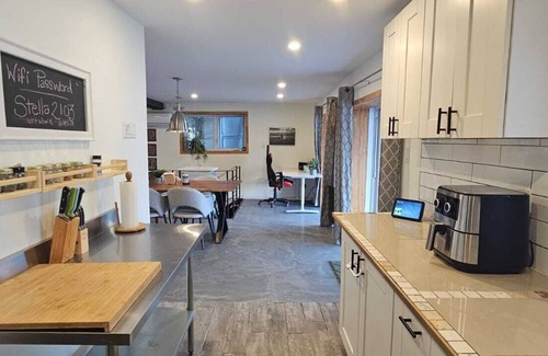 Laval-des-Rapides Apartamento | Lovely loft on the water, with free parking. Pet-Friendly!