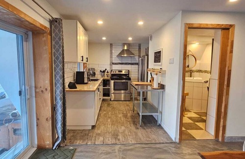 Laval-des-Rapides Apartamento | Lovely loft on the water, with free parking. Pet-Friendly!