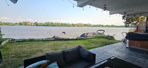 Laval-des-Rapides Apartamento | Lovely loft on the water, with free parking