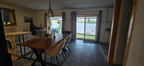 Laval-des-Rapides Apartamento | Lovely loft on the water, with free parking