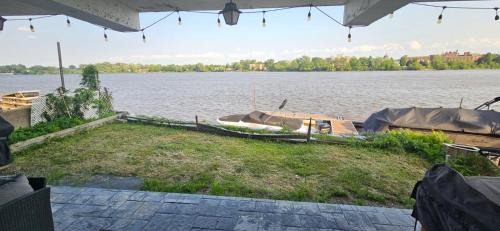 Laval-des-Rapides Apartamento | Lovely loft on the water, with free parking