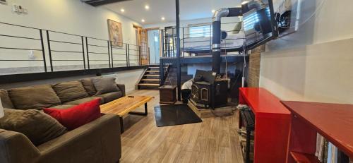 Laval-des-Rapides Apartamento | Lovely loft on the water, with free parking
