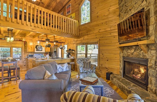 Hidden Lake Cabina | Lovely Log Cabin + Bunkhouse w/ Views & Yard!