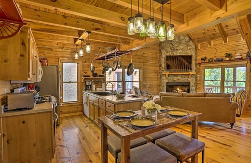 Hidden Lake Cabina | Lovely Log Cabin + Bunkhouse w/ Views & Yard!