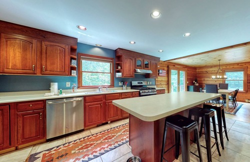 Bartlett Casa | Lovely Log Cabin Near Slopes W/ Free WiFi, Firepit, & Gourmet Kitchen - Dogs OK