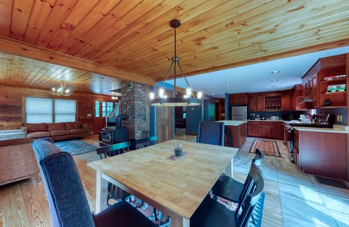Bartlett Casa | Lovely Log Cabin Near Slopes W/ Free WiFi, Firepit, & Gourmet Kitchen - Dogs OK