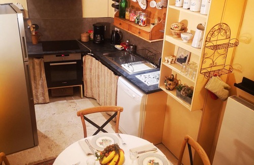 Cadouin Cabaña | Lovely, luxuriously decorated house, intimate garden in a historic village