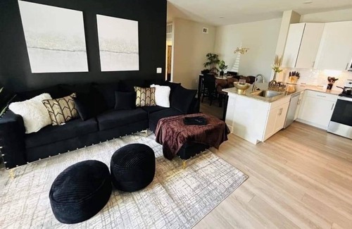 Barker Casa | Lovely Luxe Stylish 1 Bedroom Suite