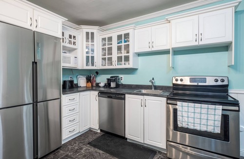 West End Apartamento | Lovely Main Floor House located in Quiet Area