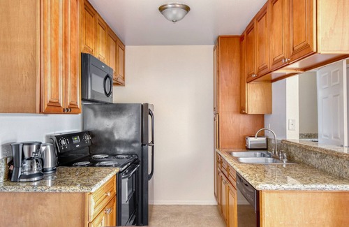 Mar Vista Apartamento | Lovely Mar Vista 1BR w/ Courtyard & BBQ, near shops, by Blueground