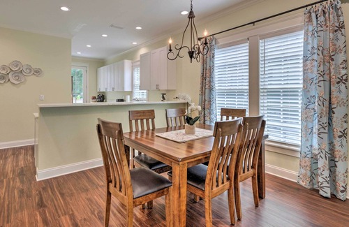 Washington Square Casa | Lovely Mobile Retreat w/ Deck & Front Porch!