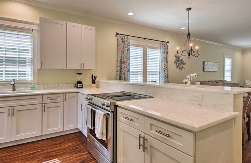 Washington Square Casa | Lovely Mobile Retreat w/ Deck & Front Porch!