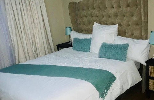 Randpark Ridge Casa | Precioso apartamento moderno. En el corazón de Randpark Ridge, cerca de las tiendas.