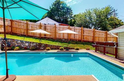 Canton Casa | Lovely modern home with private yard, swimming pool, firepit, & mtn views