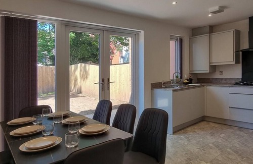 Old Trafford Casa | Lovely Modernist 4 Bed House