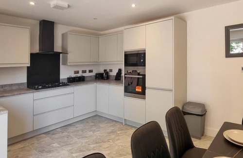 Old Trafford Casa | Lovely Modernist 4 Bed House