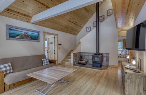Truckee Chalet De Esquí | Cabaña de montaña apta para perros en los pinos con bañera de hidromasaje en el lugar y acceso a la piscina compartida