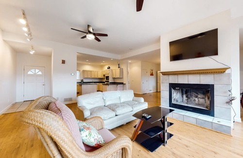 Dahlonega Cabina | Lovely mountain-view cabin with deck, balcony, washer/dryer & central AC
