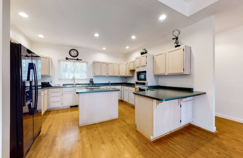 Dahlonega Cabina | Lovely mountain-view cabin with deck, balcony, washer/dryer & central AC