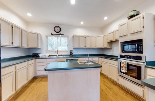 Dahlonega Cabina | Lovely mountain-view cabin with deck, balcony, washer/dryer & central AC