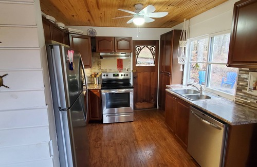 Severn Cabaña | Lovely Muskoka cottage on the Trent Severn River. Pet-friendly.