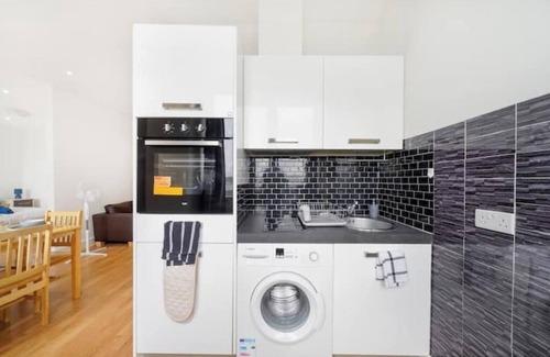 Watton at Stone Apartamento | Lovely New 1 Bed Inc Parking