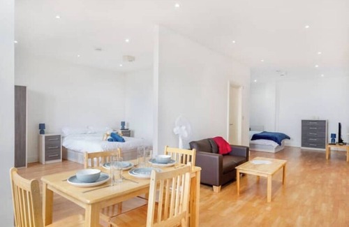 Watton at Stone Apartamento | Lovely New 1 Bed Inc Parking