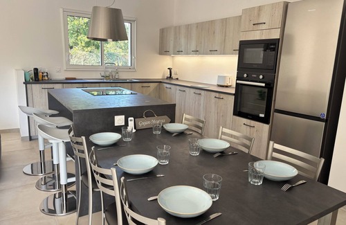 Gujan-Mestras Villa | Lovely new air-conditioned villa with pool 3 bedrooms 3 bathrooms.
