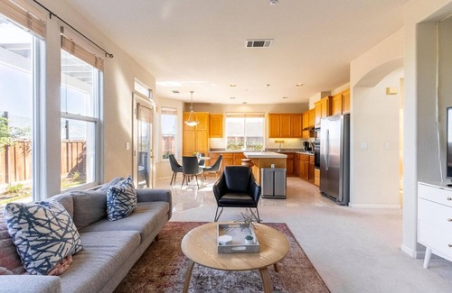 Newark Casa | Lovely Newark 4BR w/ Backyard, Patio, A/C & Garage, by Blueground
