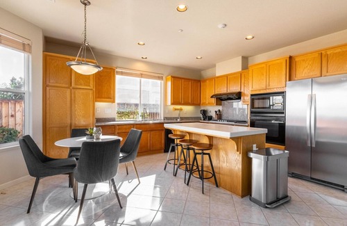 Newark Casa | Lovely Newark 4BR w/ Backyard, Patio, A/C & Garage, by Blueground
