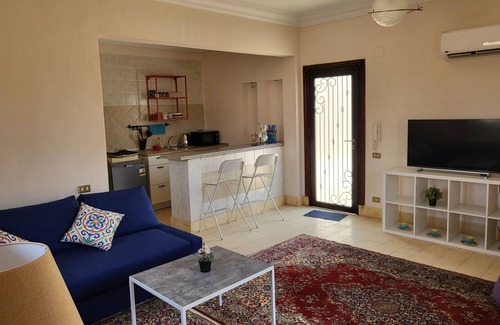 Al Rehab Apartamento | Lovely one-bedroom condo with garden view