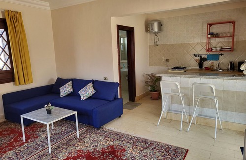 Al Rehab Apartamento | Lovely one-bedroom condo with garden view