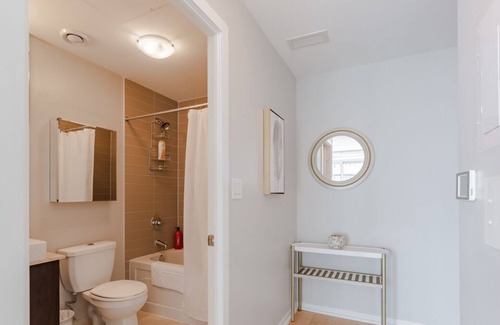 Financial District Apartamento | Lovely one-bedroom condo in the heart of the city.