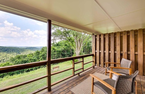 Eureka Springs Apartamento | Lovely Ozarks Cabin Rental about 5 Mi to Beaver Lake!