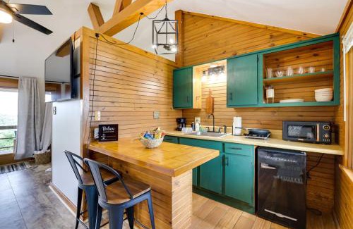 Eureka Springs Apartamento | Lovely Ozarks Cabin Rental about 5 Mi to Beaver Lake!