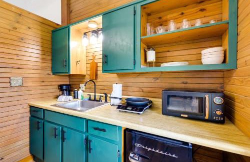 Eureka Springs Apartamento | Lovely Ozarks Cabin Rental about 5 Mi to Beaver Lake!