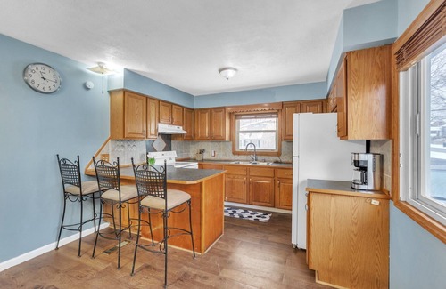 Wyoming Casa | Lovely PET FRIENDLY three bedroom in desirable Urbandale Location! by RedAwning