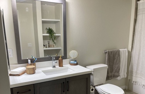 Laguna Niguel Apartamento | Lovely private bedroom with shared bath(female only please)