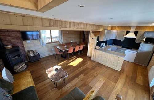 Les Angles Chalet De Esquí | Bonito chalet tranquilo con estufa, 4 habitaciones y cocina equipada