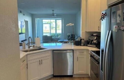Pelican Bay Condominio | Lovely & relaxing summer condo with lake view-Pelican Bay