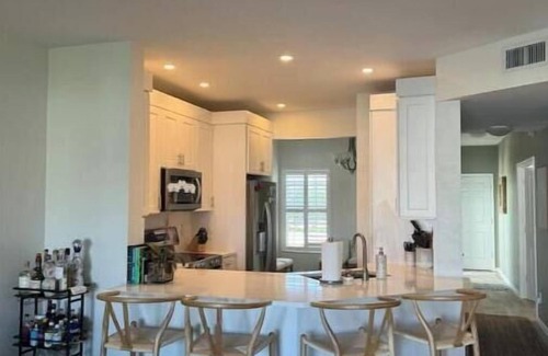Pelican Bay Condominio | Lovely & relaxing summer condo with lake view-Pelican Bay
