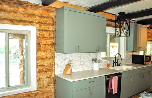 Crawfordsville Casa | Lovely Renovated and Secluded Log Cabin with pickleball court