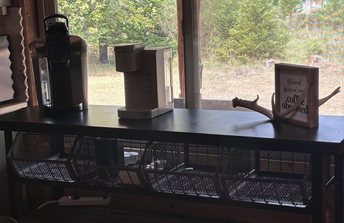 Crawfordsville Casa | Lovely Renovated and Secluded Log Cabin with pickleball court