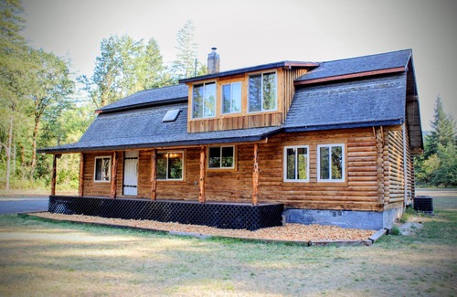 Crawfordsville Casa | Lovely Renovated and Secluded Log Cabin with pickleball court