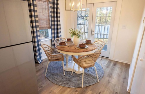 Columbia Casa | Lovely Restored 3-bedroom patio house near Lex Med Center