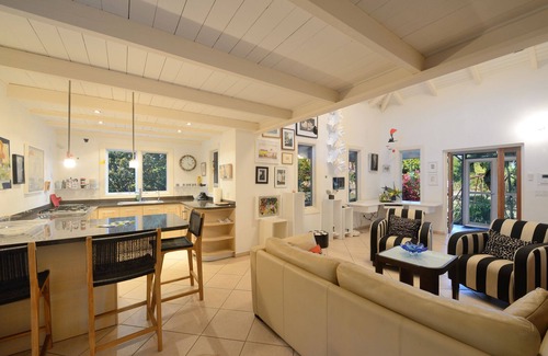 Les Terres Basses Cabaña | Lovely, romantic cottage in safe Terres Basses tucked away in private setting.