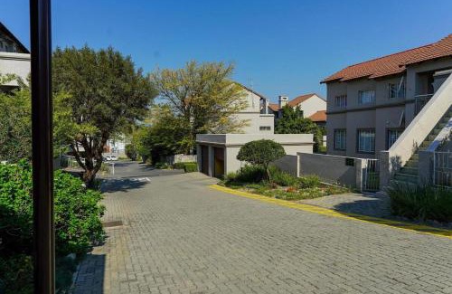 Greater Johannesburg Metropolitan Area Apartamento | Lovely Room In a Shared Apartment with Pool