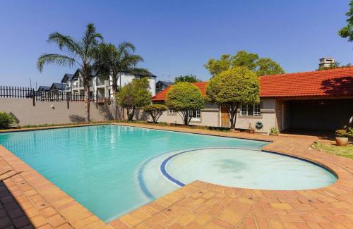 Greater Johannesburg Metropolitan Area Apartamento | Lovely Room In a Shared Apartment with Pool